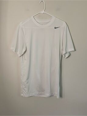 The Nike Tee Dri Fit Men’s Medium White Shirt Workout Gym Summer Breathable W7